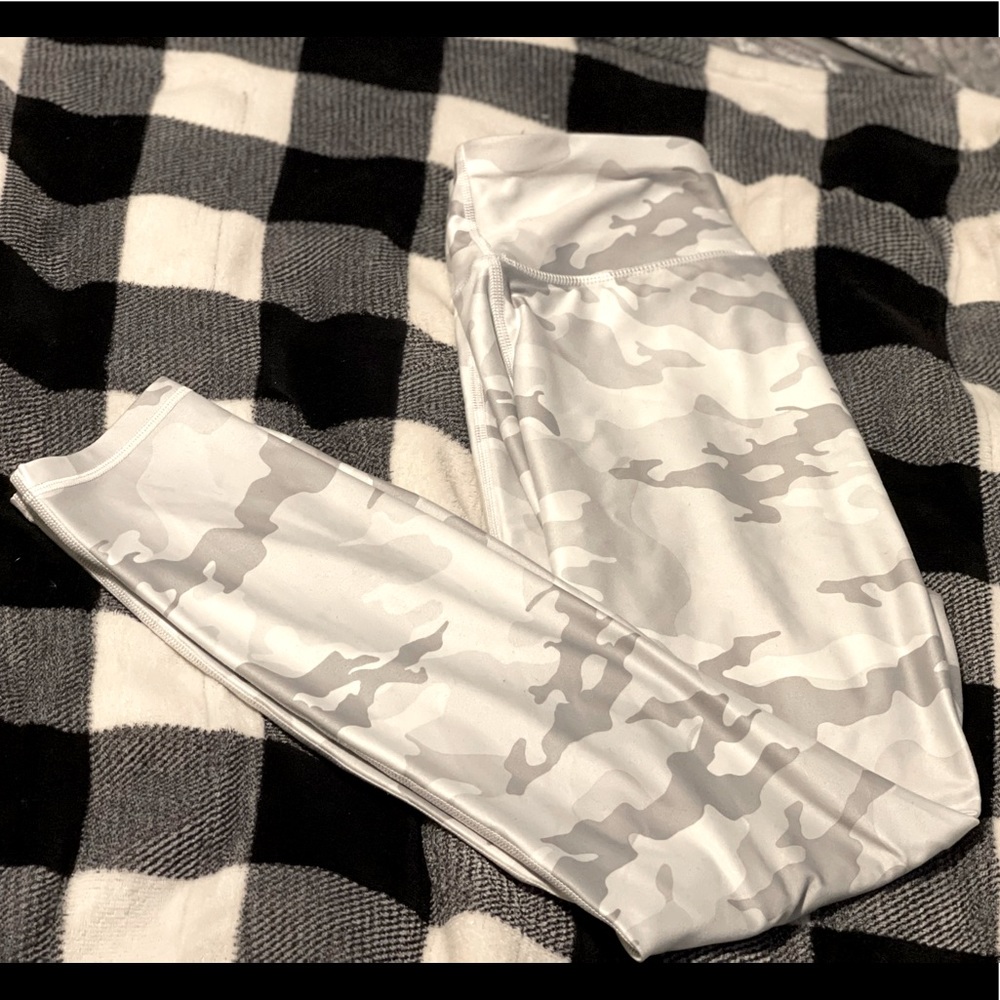 Avia White and Gray Camo leggings. No pockets.